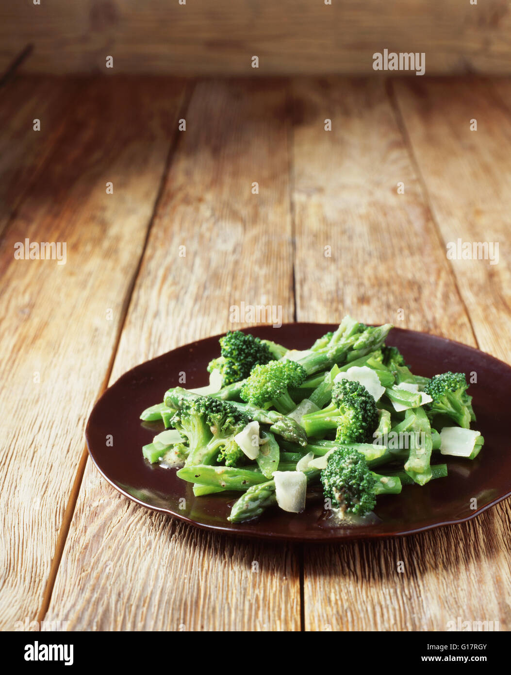 Le brocoli, les asperges et les haricots verts avec des copeaux de parmesan sur la plaque Banque D'Images