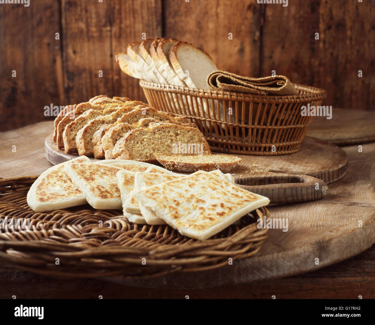 Pain irlandais pain de soude, et des tranches de pain blanc sur les planches à découper en bois Banque D'Images