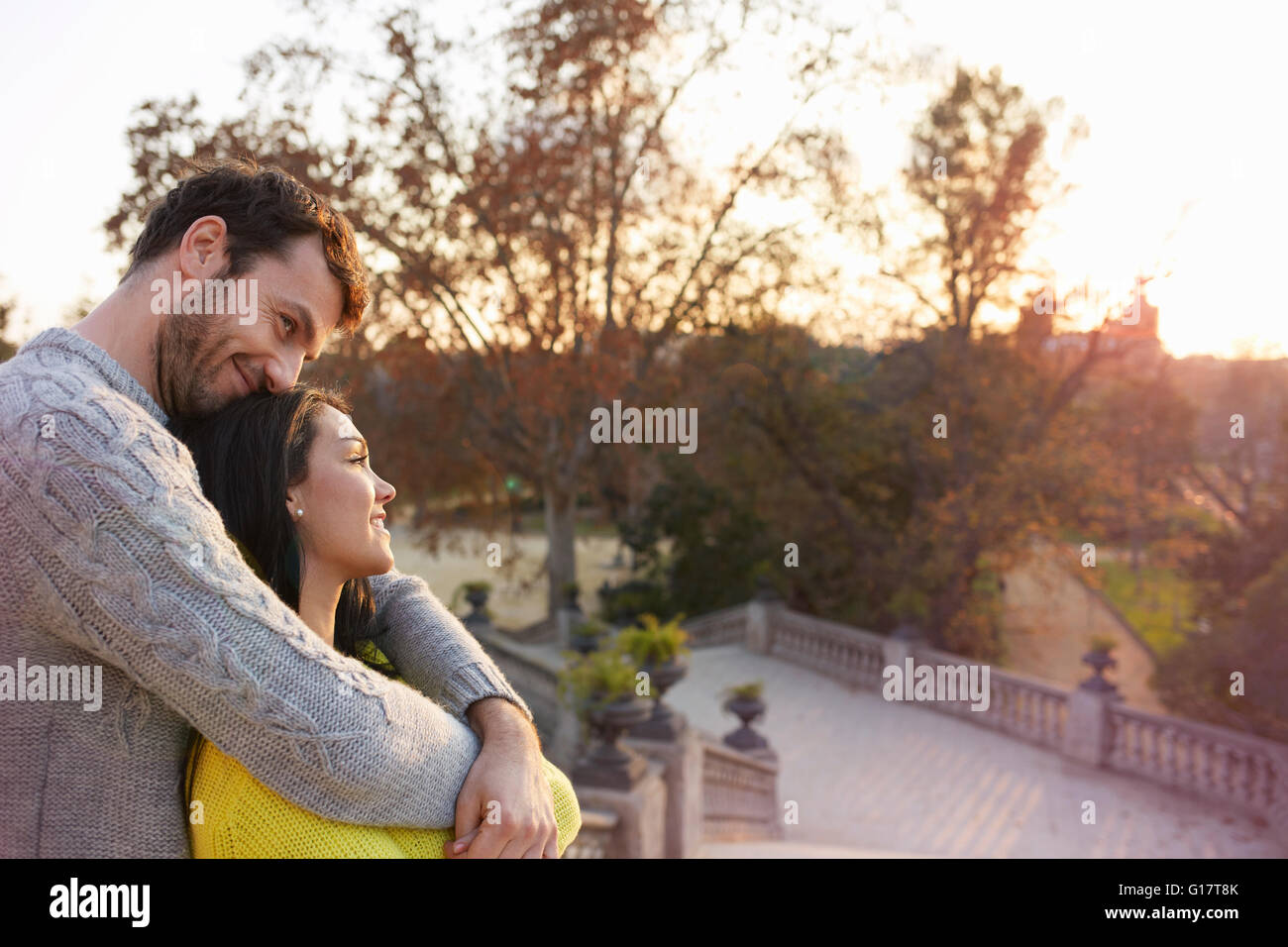 Couple in park hugging enjoying view Banque D'Images