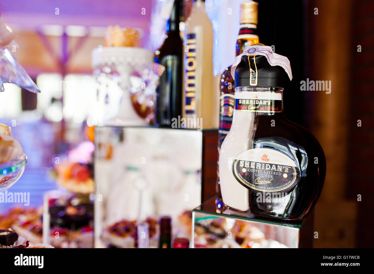 Hai, Ukraine - 08 Février, 2018 : Sheridan's de la liqueur de café et  d'autres bouteilles d'alcool sur la table avec des verres à vin vide Photo  Stock - Alamy