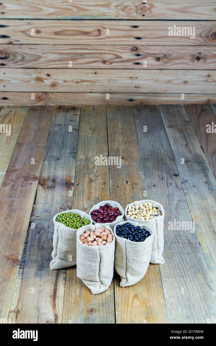 Haricots sur planches de bois vintage still life Banque D'Images