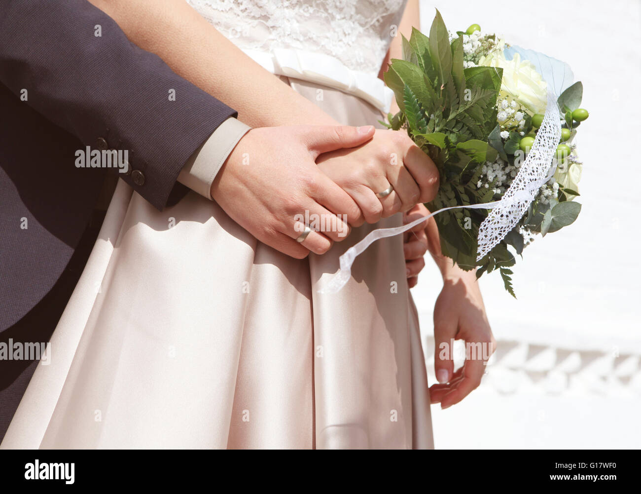 Un couple marié est titulaire d'un bouquet de mariage dans les mains, non pas un visage Banque D'Images