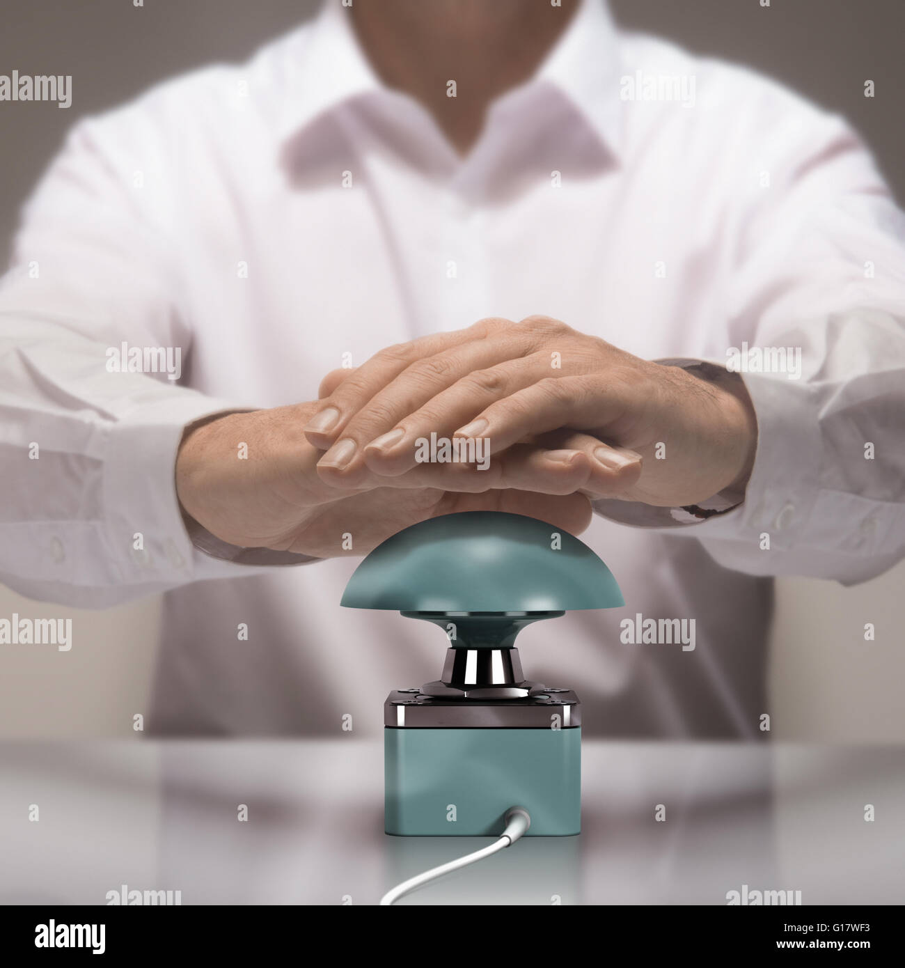 Composition de l'image entre la photographie et la 3D busser. Homme avec deux mains sur le point d'appuyer sur le bouton pour répondre à une question du quiz. Banque D'Images