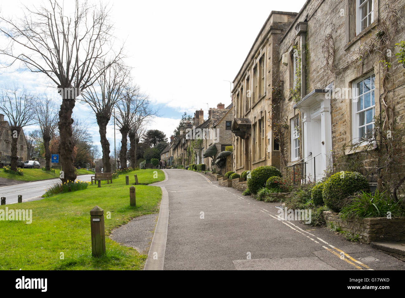 Maisons sur la colline de l'A361 par l'intermédiaire de Burford, Oxfordshire, UK Banque D'Images