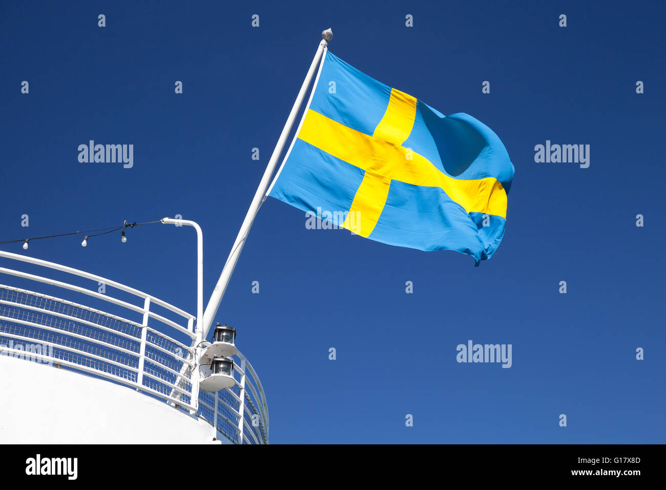 Drapeau suédois monté sur la poupe du navire à passagers blanc forme sur fond de ciel bleu Banque D'Images