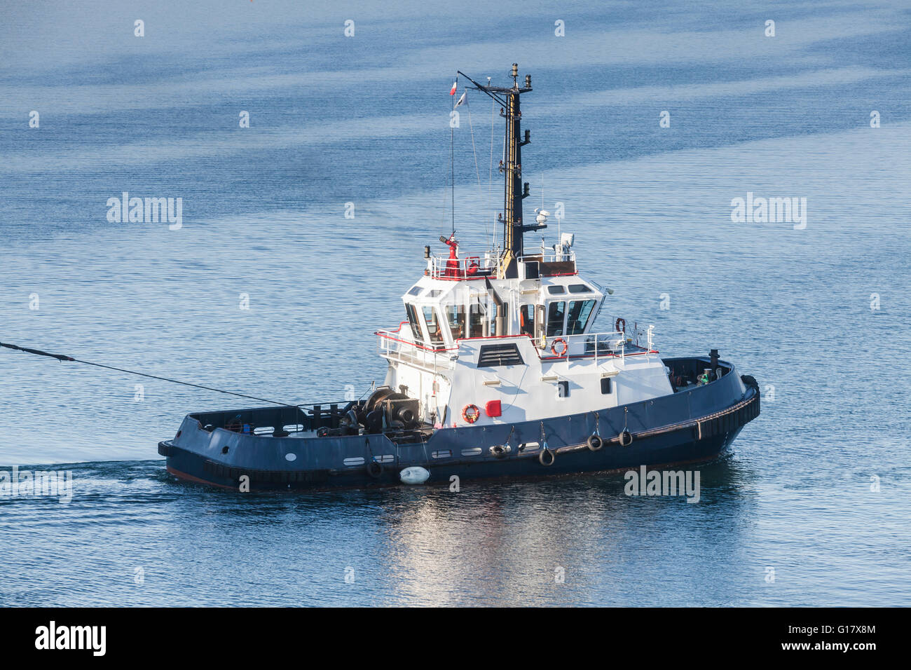 Tug boat avec superstructure blanc en cours en tirant sur la corde, side view Banque D'Images