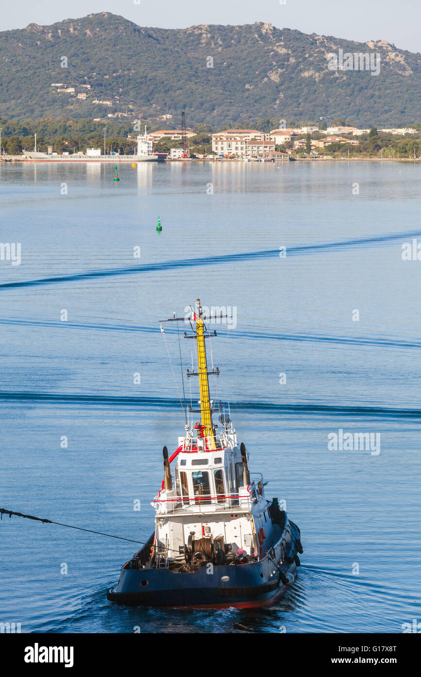 Tug boat avec superstructure blanc en cours en tirant sur la corde, photo verticale, vue arrière Banque D'Images