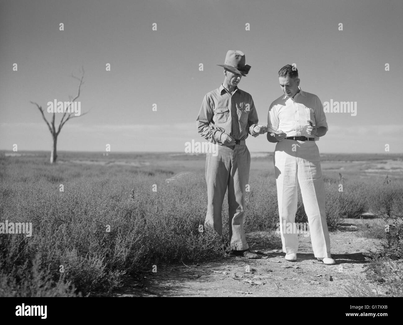 Dr Tugwell et agriculteur de poussière dans la région de Panhandle, Rapport du Président, Texas, USA, Arthur Rothstein pour Farm Security Administration, Juillet 1936 Banque D'Images