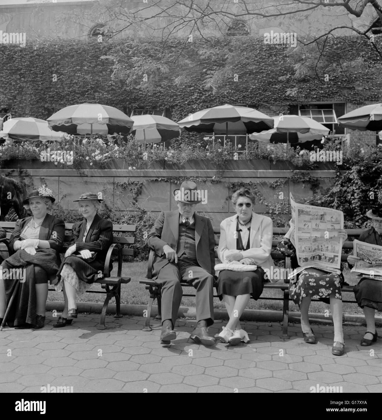 Dimanche gardiennes banc en face du zoo de Central Park Restaurant, New York City, New York, USA, Marjorie Collins pour l'Office of War Information, septembre 1942 Banque D'Images