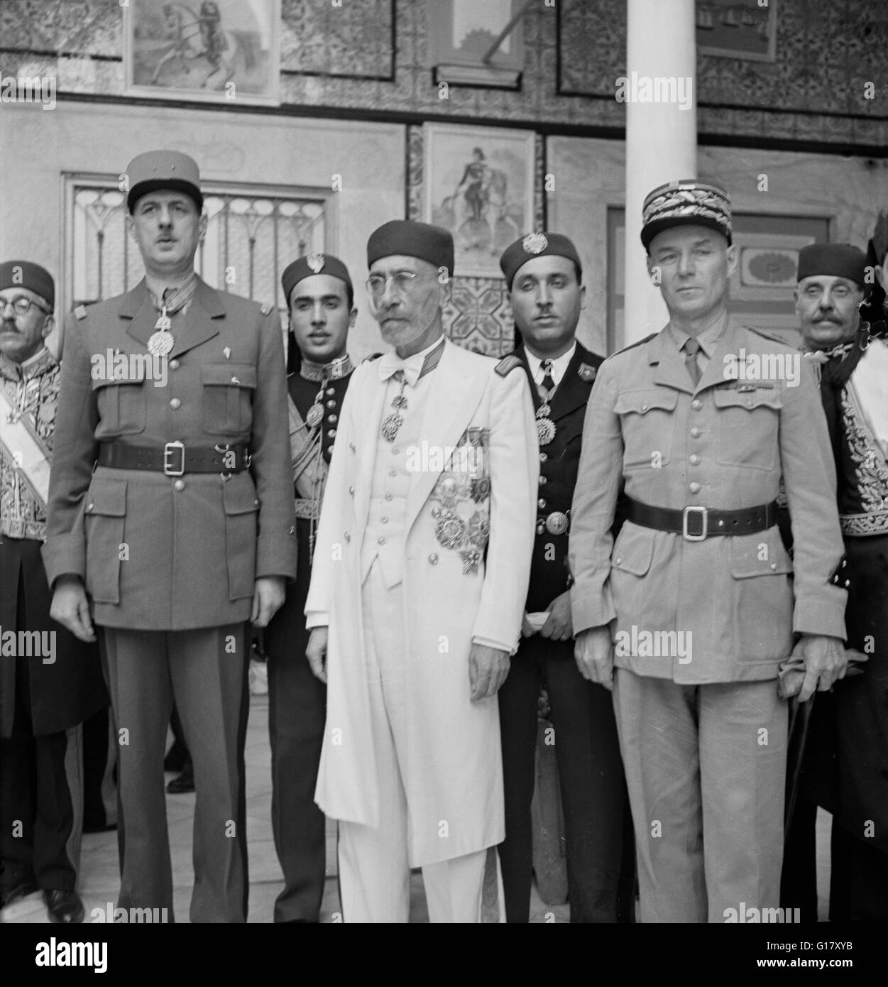 Le général Charles de Gaulle, bey de Tunis et le général Charles Mast en cour du Palais d'été du Bey, Carthage, Tunisie, Marjorie Collins pour l'Office of War Information, Juin 1943 Banque D'Images