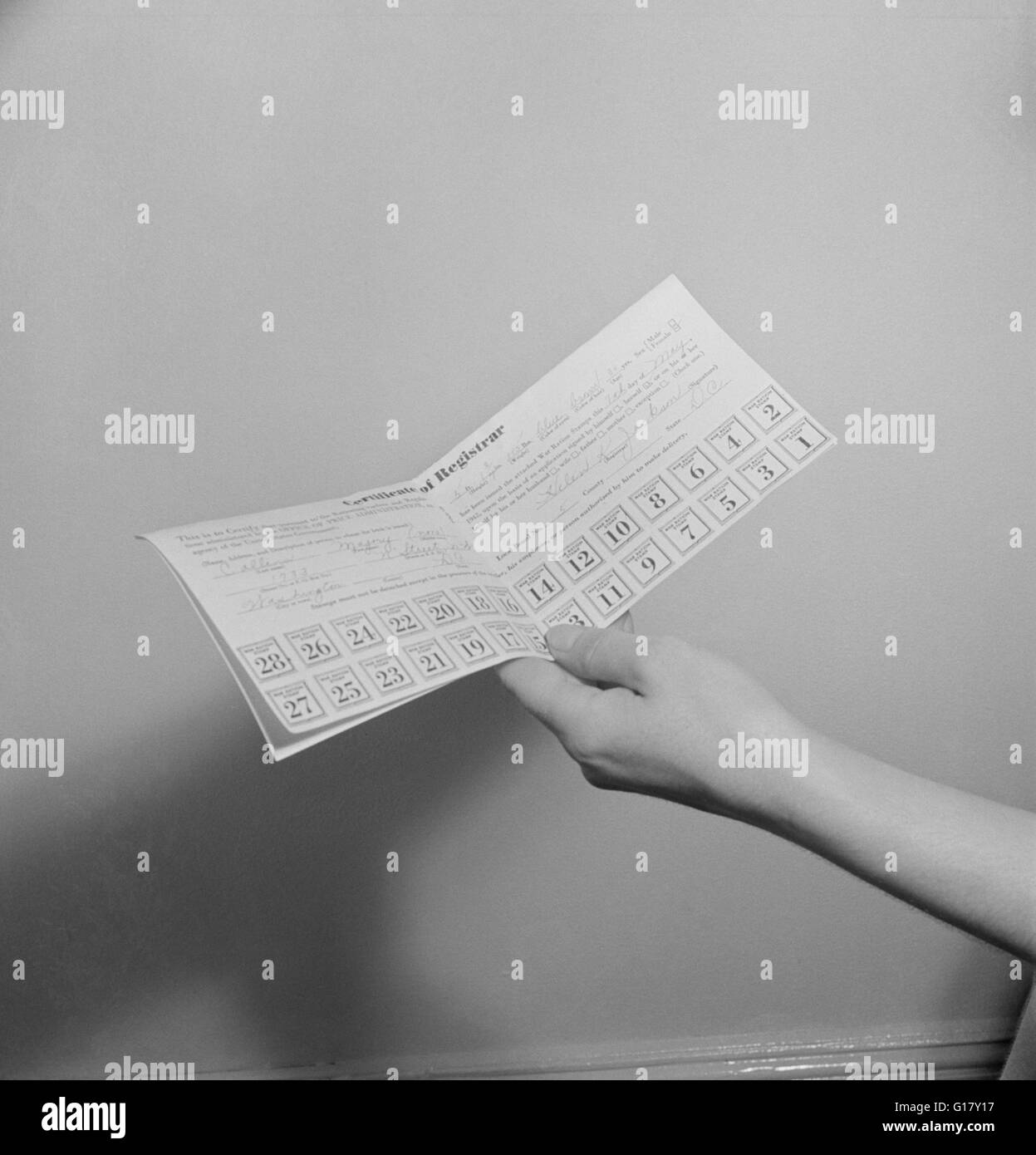 Carte de rationnement du sucre tenir la main montrant Stamps PENDANT LA SECONDE GUERRE MONDIALE, USA, Marjorie Collins pour l'Office of War Information, Mai 1942 Banque D'Images