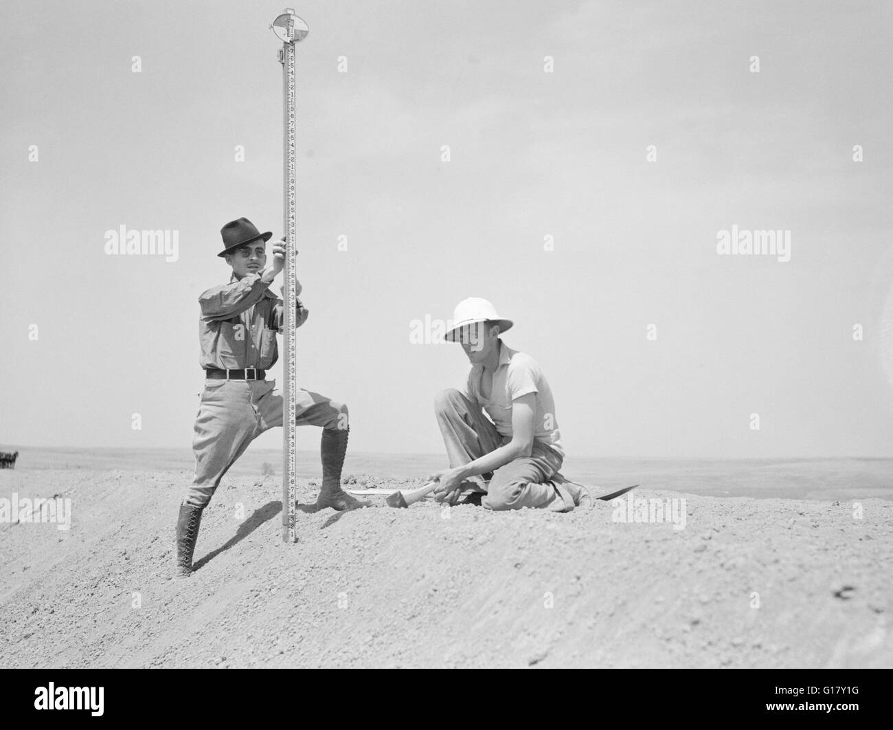 Projet d'utilisation des terres des arpenteurs de Pine Ridge sur le barrage d'eau de stock, comté de Dawes, Nebraska, États-Unis, Arthur Rothstein, ÉTATS-UNIS Administration de la sécurité agricole, mai 1936 Banque D'Images