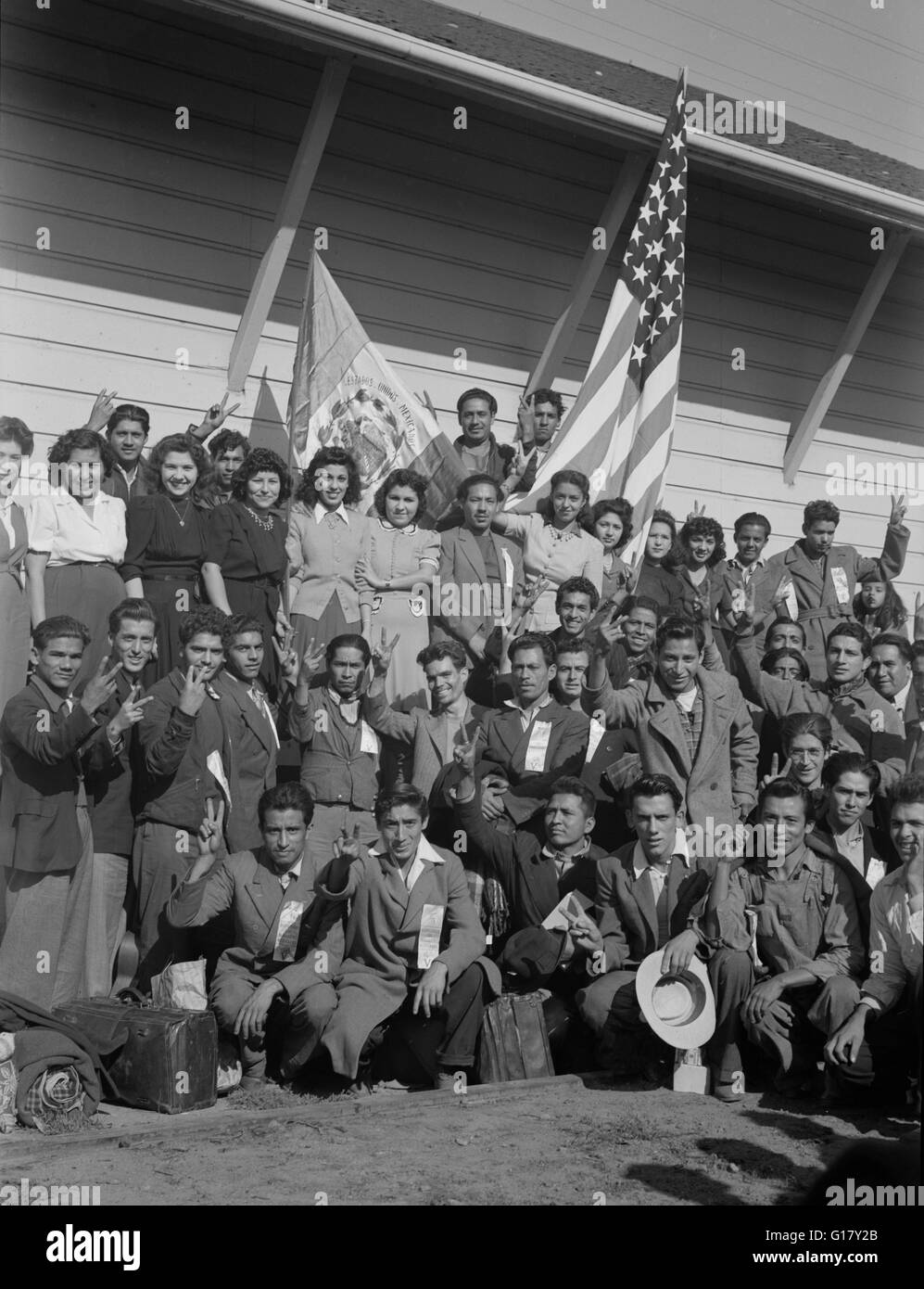 Les travailleurs agricoles mexicains arrivent en train d'aider à récolter les betteraves, près de Stockton, Californie Collins pour l'Office of War Information, Mai 1943 Banque D'Images