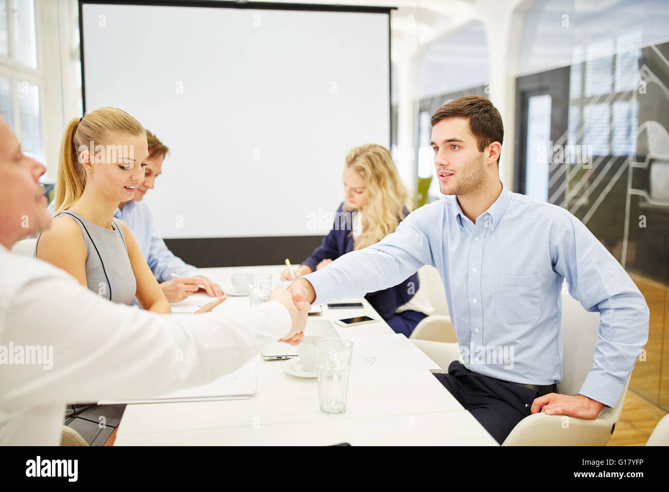 Image employés de mains à la fin d'une négociation dans une salle de conférence Banque D'Images