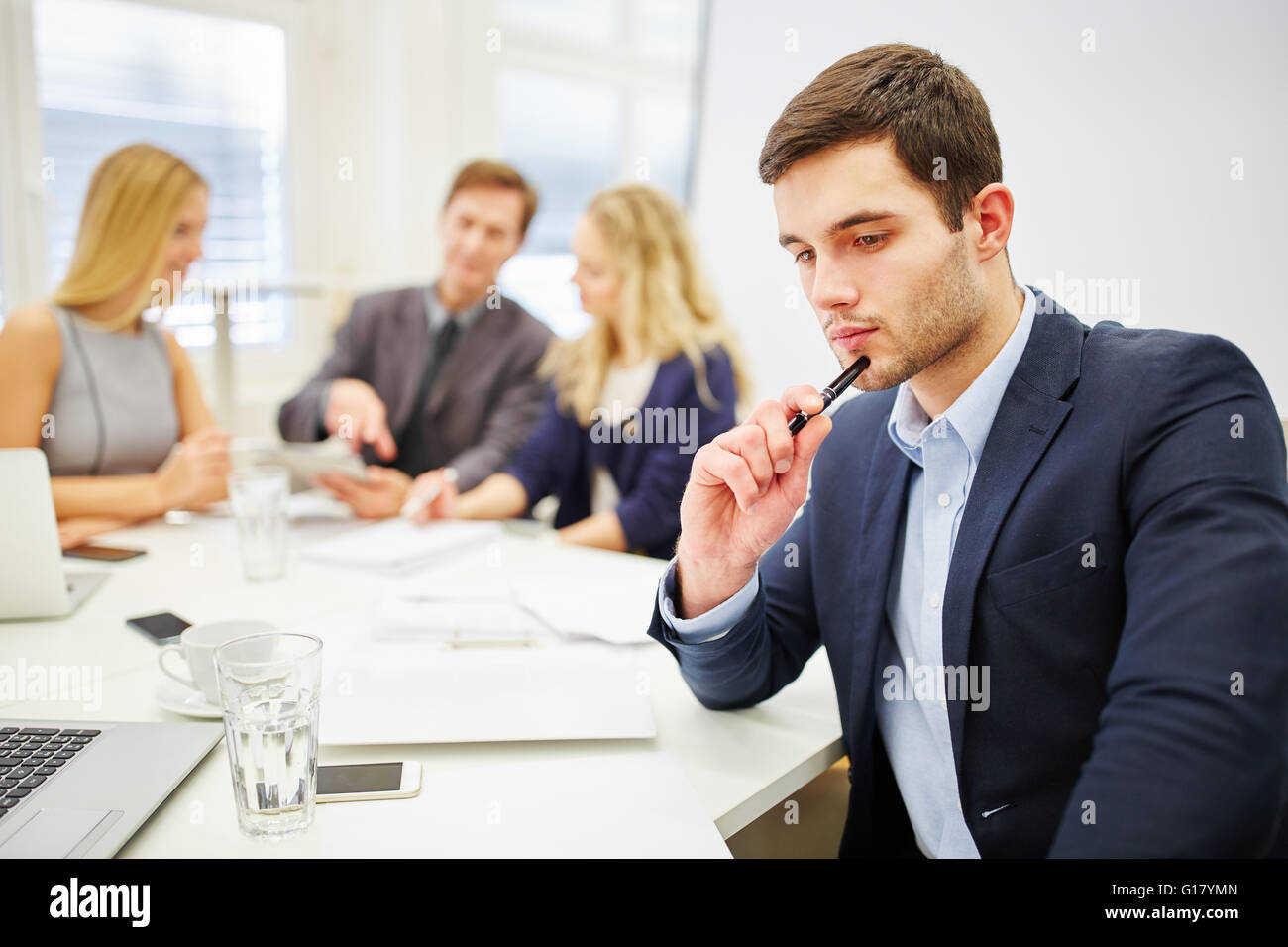 Young businessman looking pensive dans une réunion d'affaires Banque D'Images