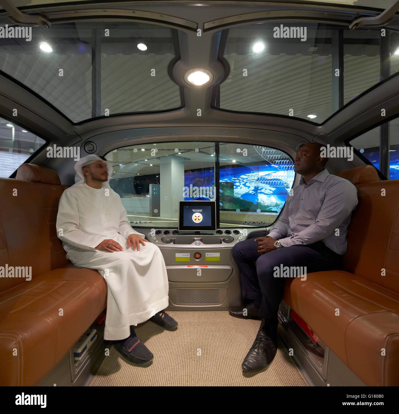 Les passagers en voiture Dymaxion. Masdar City, Masdar City, aux Émirats arabes unis. Architecte : divers, 2014. Banque D'Images