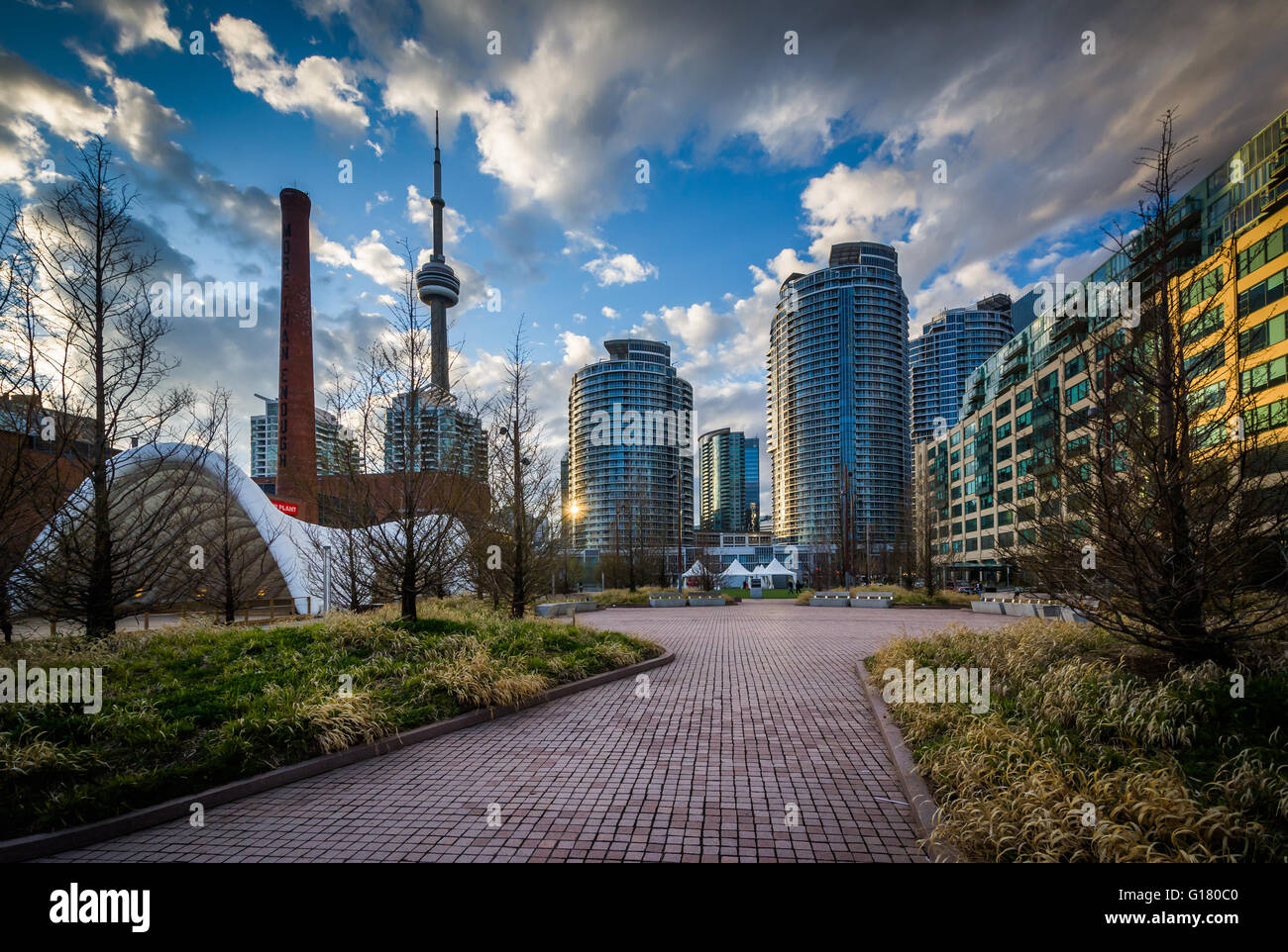 La Place du Canada et les bâtiments modernes au Harbourfront à Toronto, Ontario. Banque D'Images