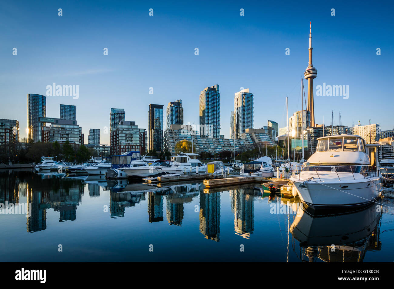 Port de plaisance et le centre-ville, vu à l'Harbourfront à Toronto, Ontario. Banque D'Images