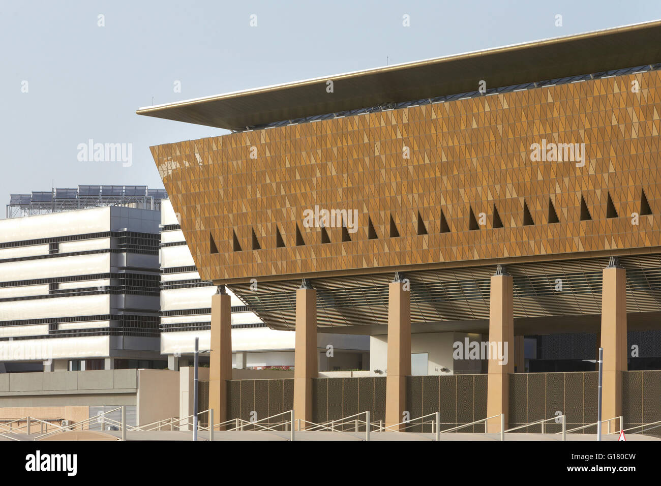 Façade en verre fritté de céramique de bâtiment de l'Incubateur. Masdar City, Masdar City, aux Émirats arabes unis. Architecte : divers, 2014. Banque D'Images