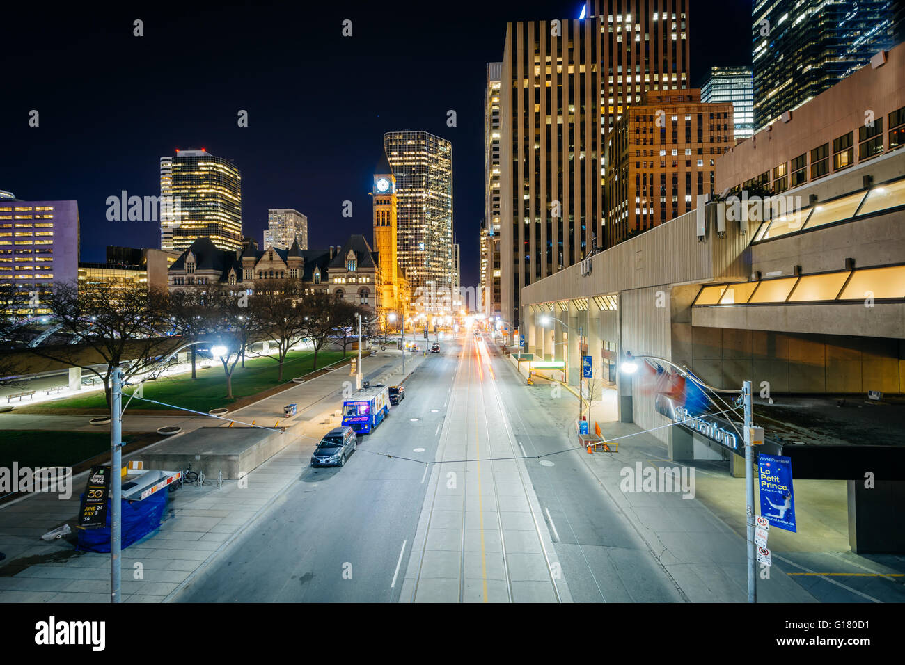 Queen Street West, la nuit, dans le centre-ville de Toronto, Ontario. Banque D'Images