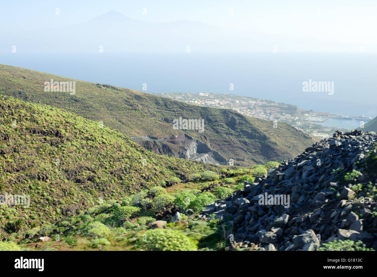 Vue sur San Sebastian de la Gomera, d'en haut des montagnes avec volcan Teide sur l'arrière-plan Banque D'Images