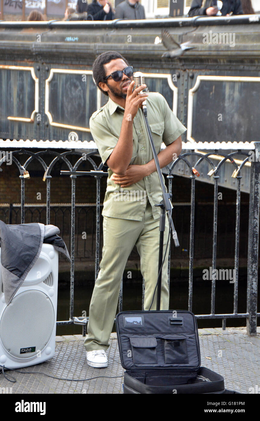 London,UK,1 avril 2016,Dee Peacemaker busks à Camden Lock sur canal à Camden Town market.Dee artisan de l'Afrique est un Artiste Reggae Edutainment du Nigeria. Banque D'Images