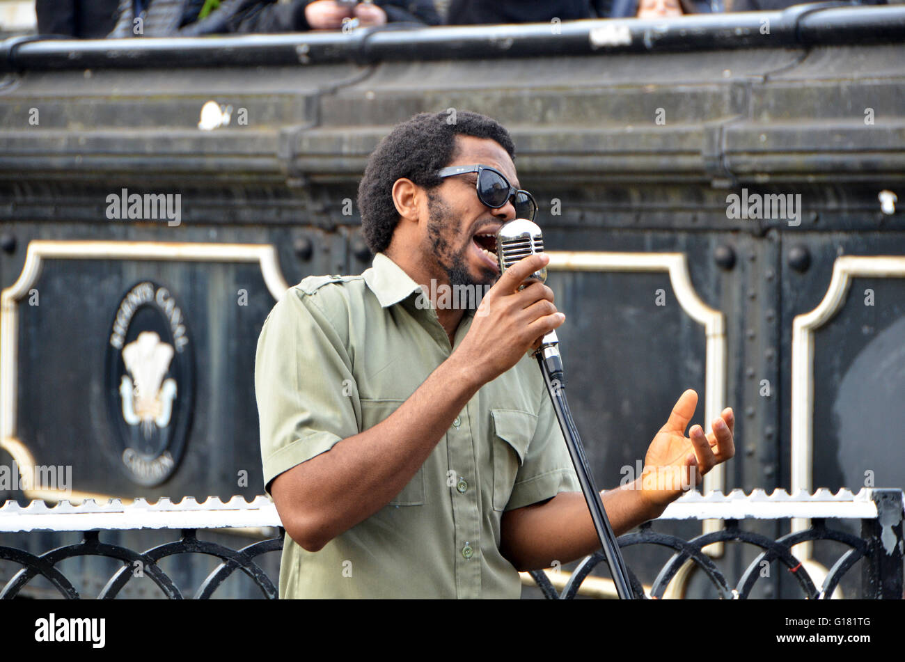 London,UK,1 avril 2016,Dee Peacemaker busks à Camden Lock sur canal à Camden Town market.Dee artisan de l'Afrique est un Artiste Reggae Edutainment du Nigeria. Banque D'Images