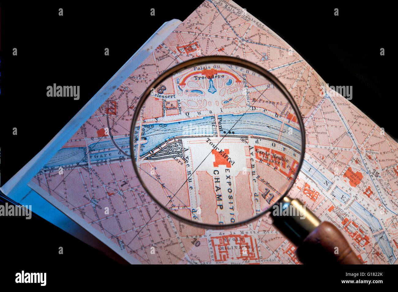 1900 Plan de Paris Tour Eiffel loupe sur vintage Paris Guide book de détail de la carte des environs de l'exposition Tour Eiffel en 1900 à Paris, France Banque D'Images