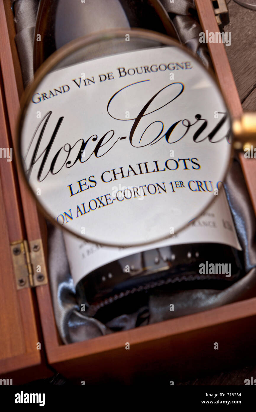 ALOXE CORTON les Chaillots étiquette Loupe verre examen faux Bouteille de vin Aloxe-Corton et étiquette dans boîte de présentation Bourgogne France Bourgogne Banque D'Images