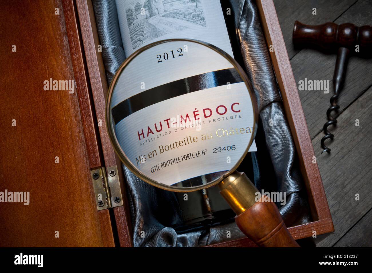 Étiquette de bouteille de vin Haut-Médoc 2012, loupe pour vérifier l'authenticité etc., dans la boîte de présentation Left Bank Bordeaux France Banque D'Images