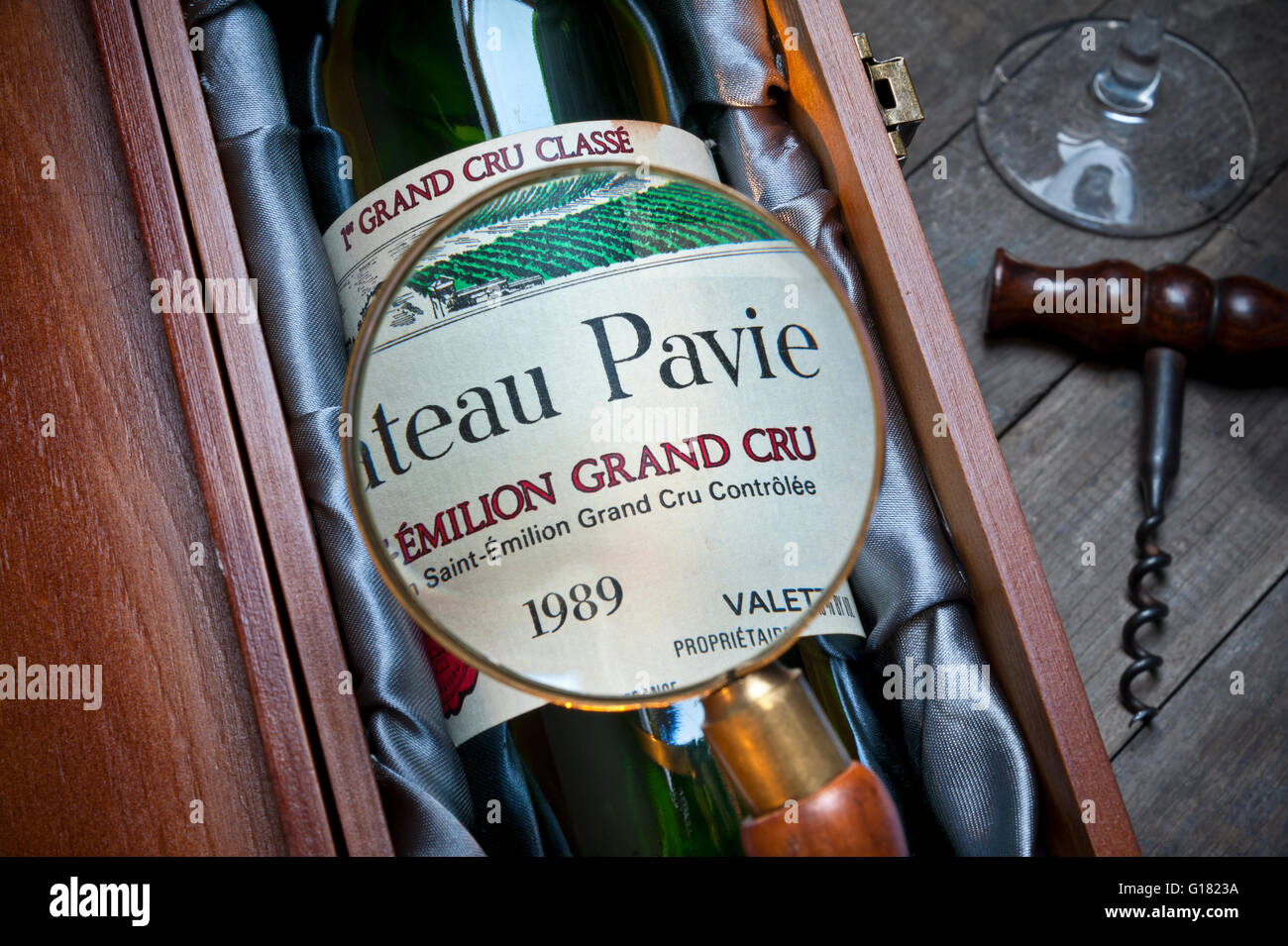 1989 Château Pavie St-Emilion Grande cru bouteille de vin et étiquette avec loupe dans boîte de présentation Bordeaux France Banque D'Images