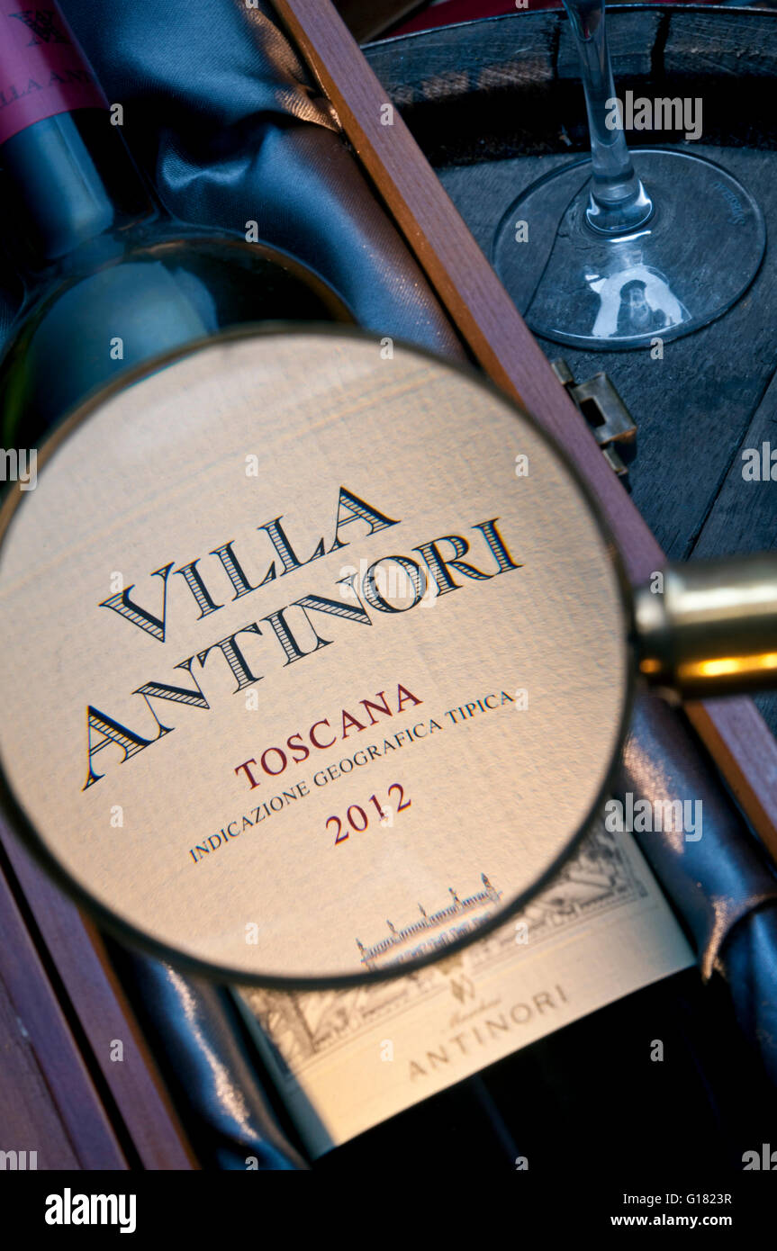 Loupe sur l'étiquette du flacon de Villa Antinori 'Toscana' 2012 vin rouge en boîte de présentation en situation de dégustation cave à vin Banque D'Images