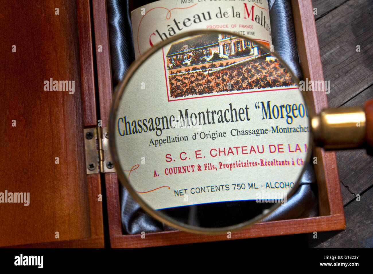 Loupe sur Château de la Maltroye Chassagne-Montrachet bouteille de vin & label dans la présentation fort bourgogne france Banque D'Images