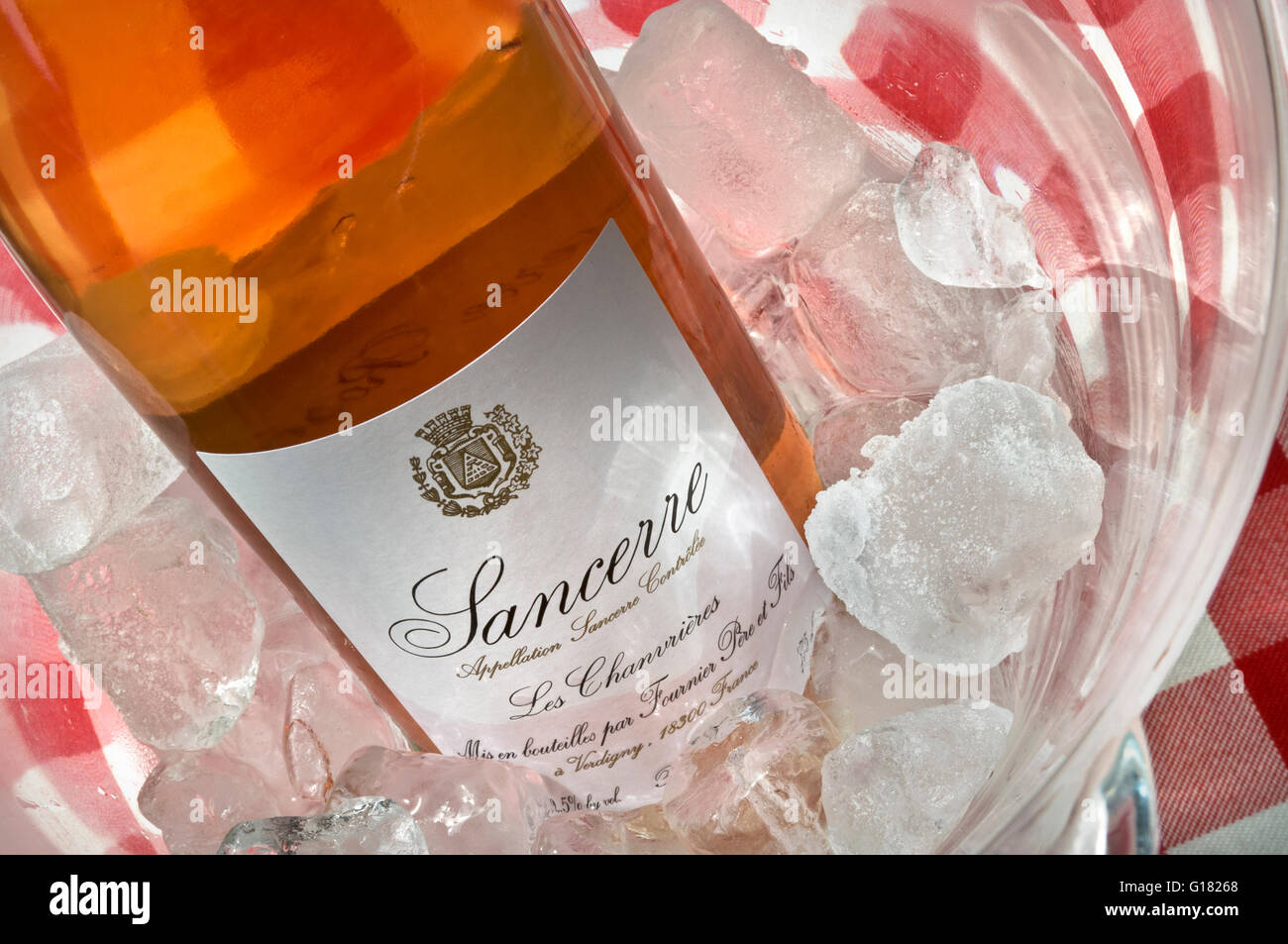Sancerre Rosé wine bottle label 'Fournier' in sunlit alfresco ice bucket sur nappe de style typiquement français Sancerre Vallée de la Loire France Banque D'Images