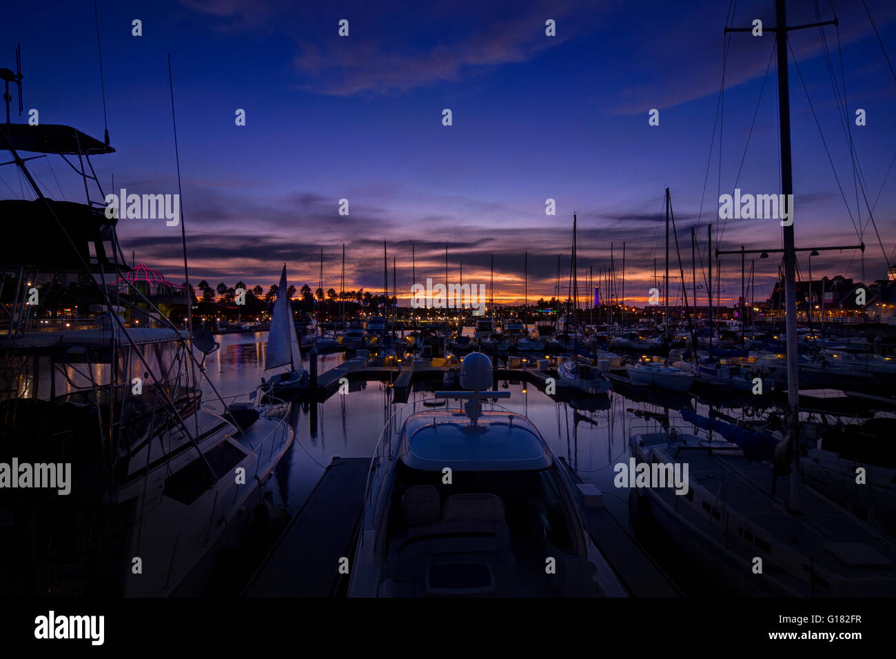 Marina la nuit. Long Beach Harbor Marina Arc-en-ciel après la tombée de la nuit. Banque D'Images