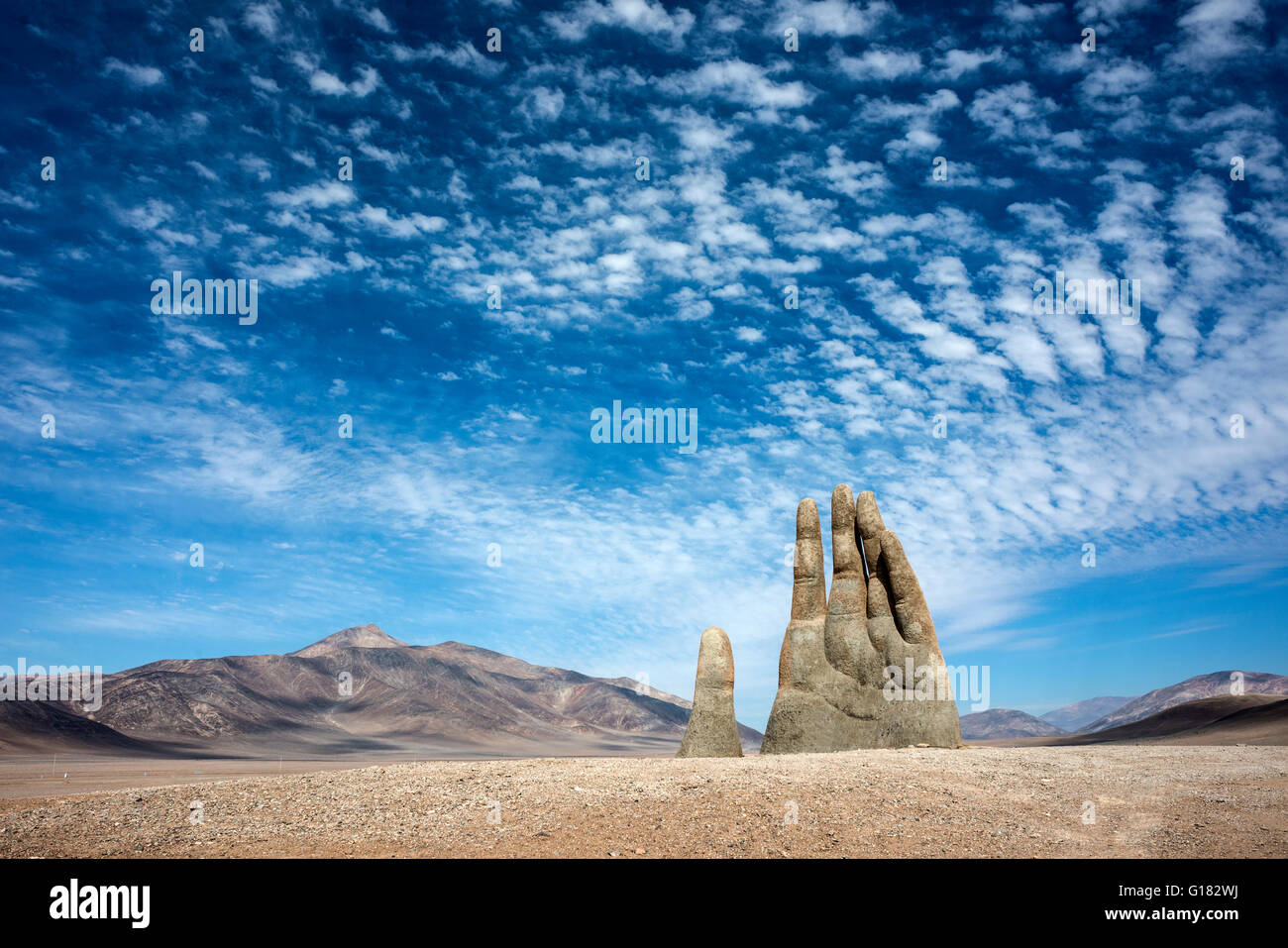 ANTOFAGASTA, 6 avril : pluies dans le désert d'Atacama lavé graffiti de la sculpture Main de désert (Mano de Desierto) Apri Banque D'Images