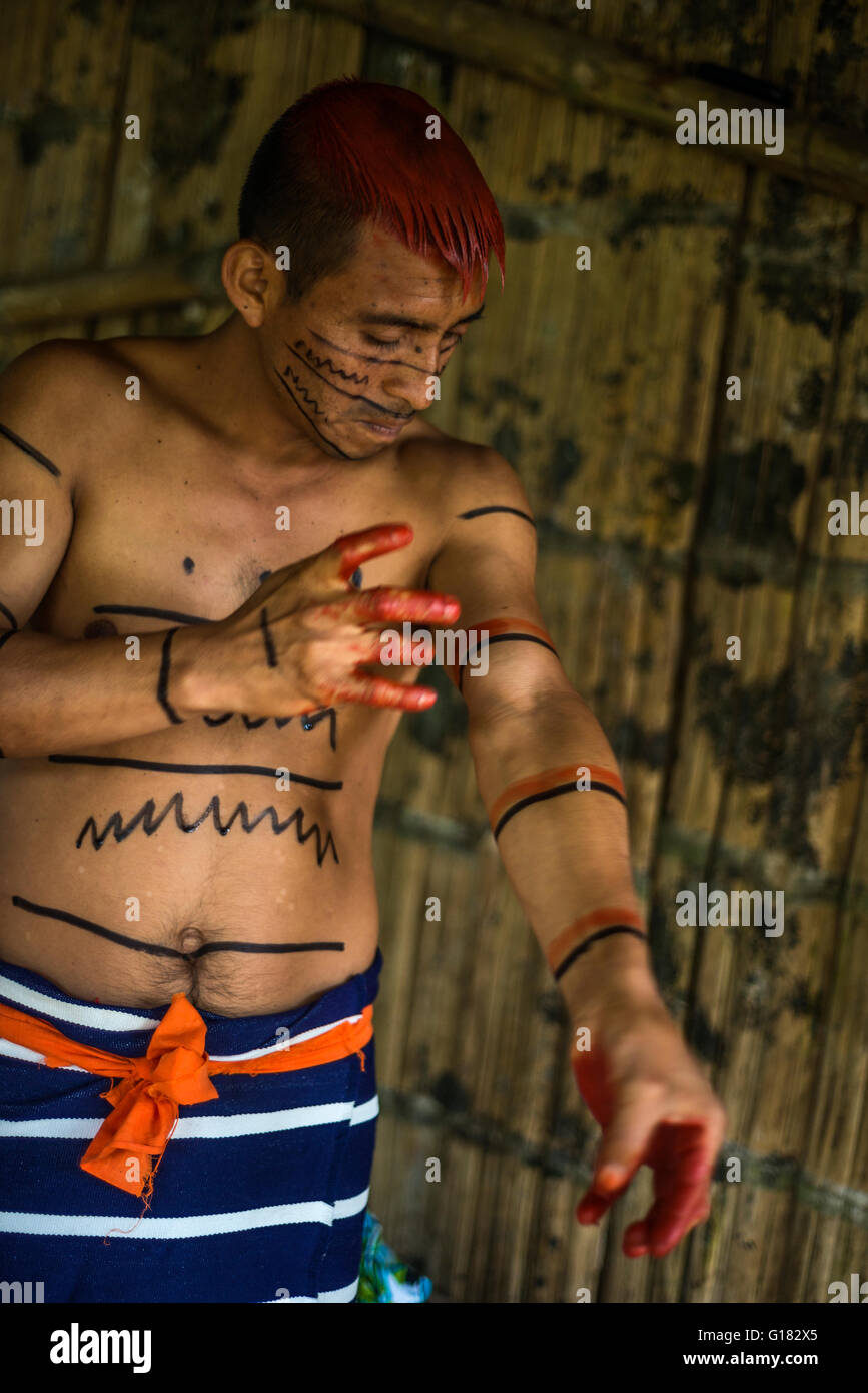 SANTO DOMINGO, l'Équateur, le 26 janvier 2015 : Indian man (Los Colorados Tsáchila) tribu en vêtements nationaux peint les cheveux et le corps wi Banque D'Images