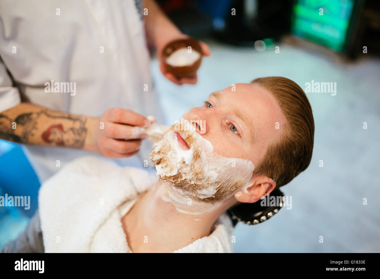Male in barber shop taking Banque de photographies et d'images à haute  résolution - Alamy
