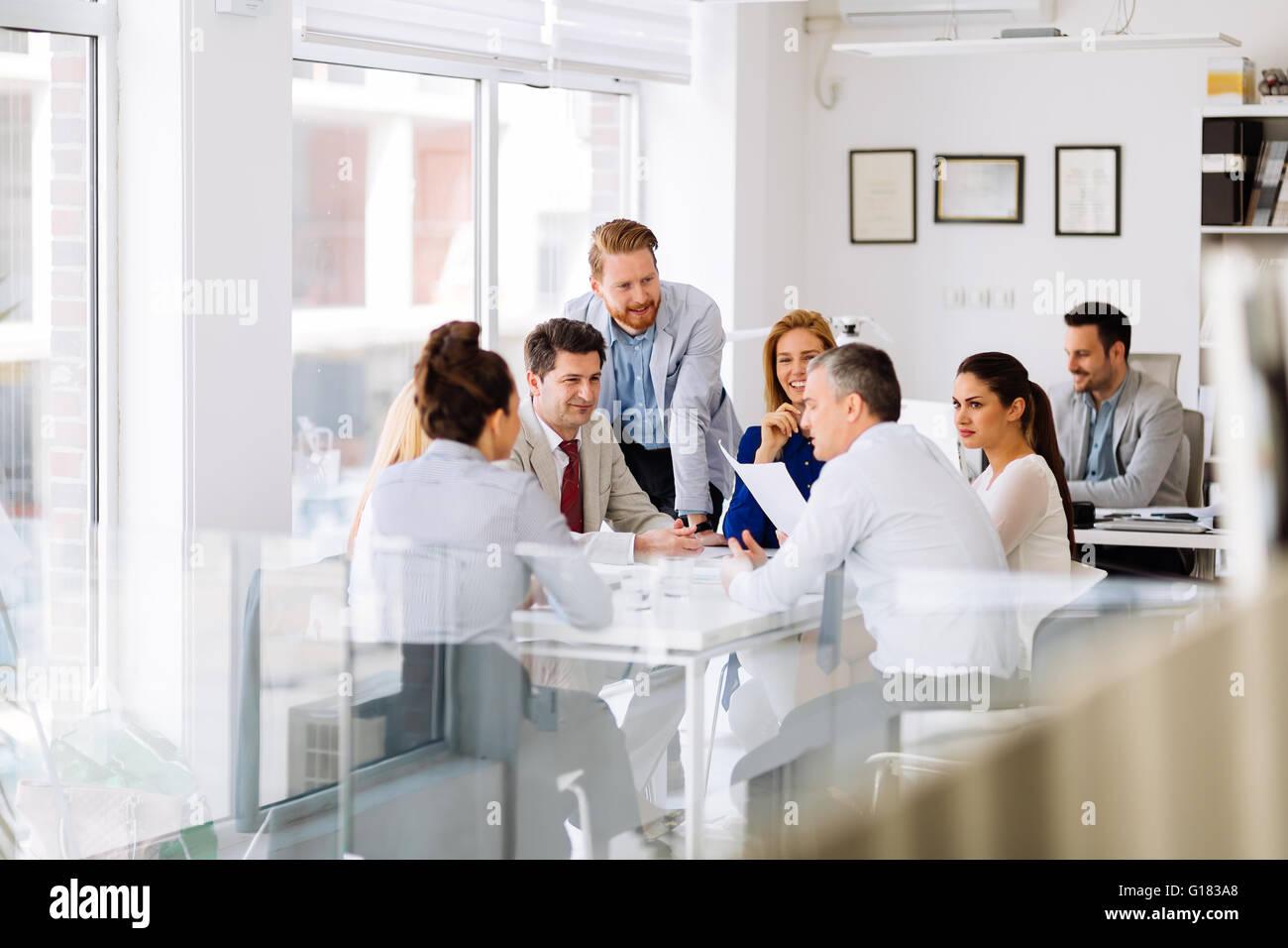 Les gens d'affaires et architectes de discuter les plans pour l'avenir Banque D'Images