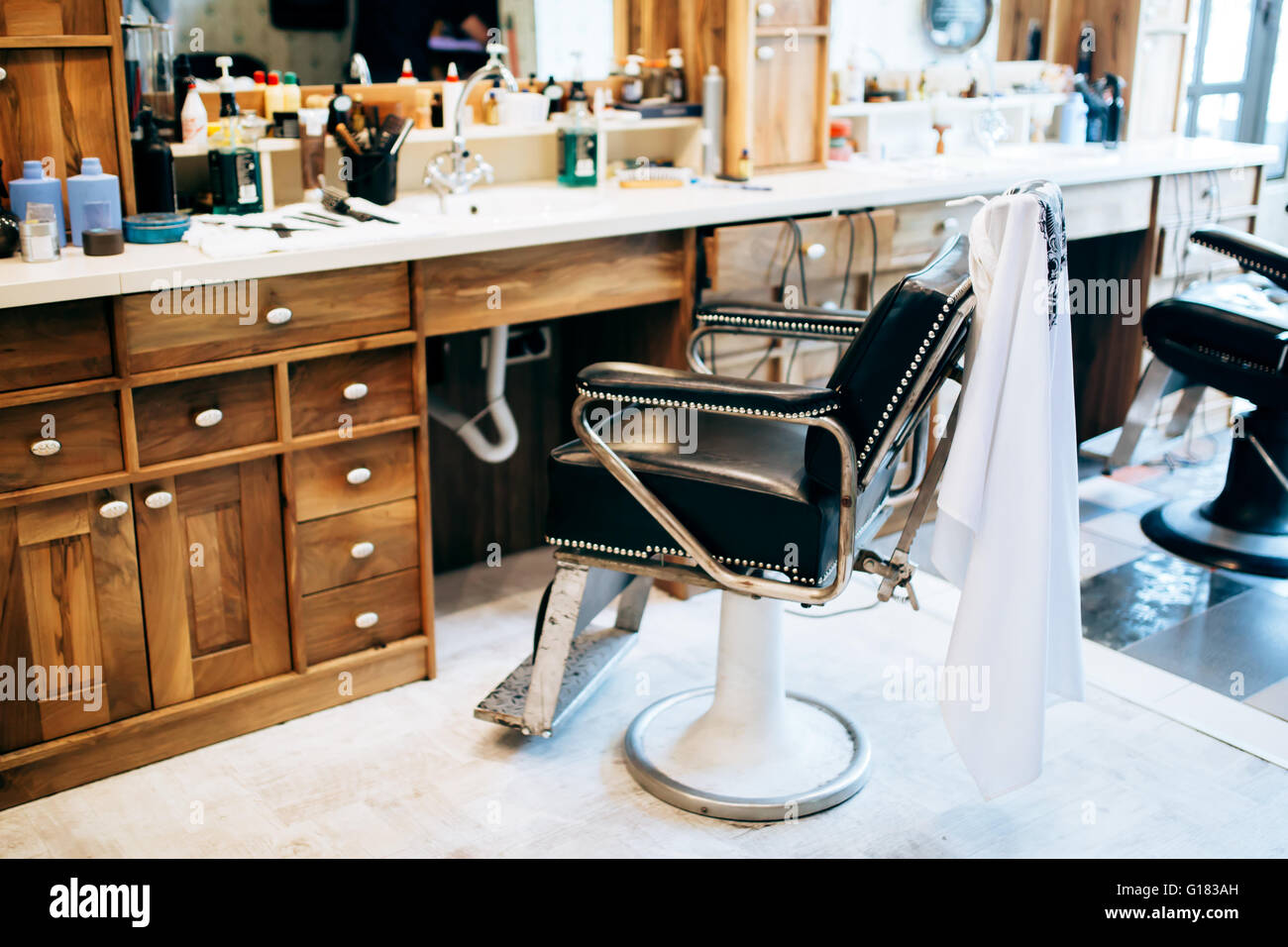 Vintage barber shop interior Banque de photographies et d'images à haute  résolution - Alamy