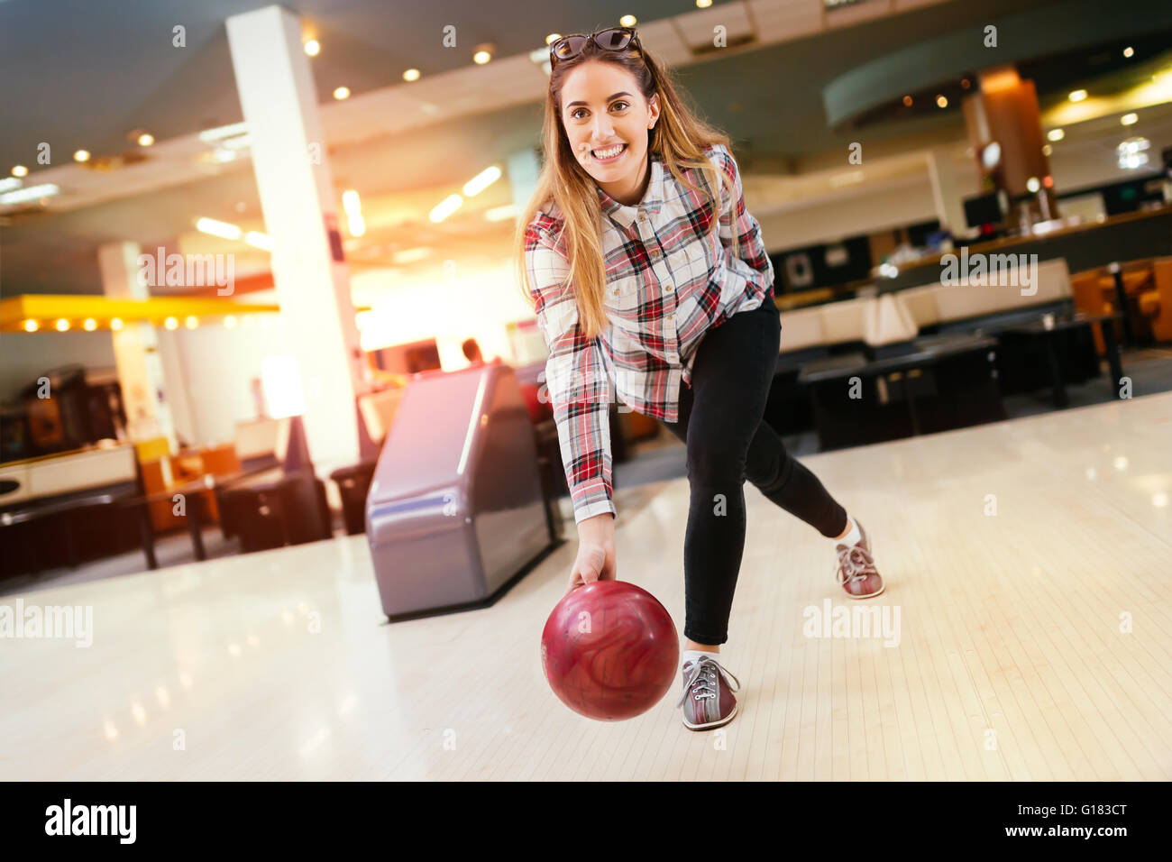 Belle femme appréciant bowling Banque D'Images