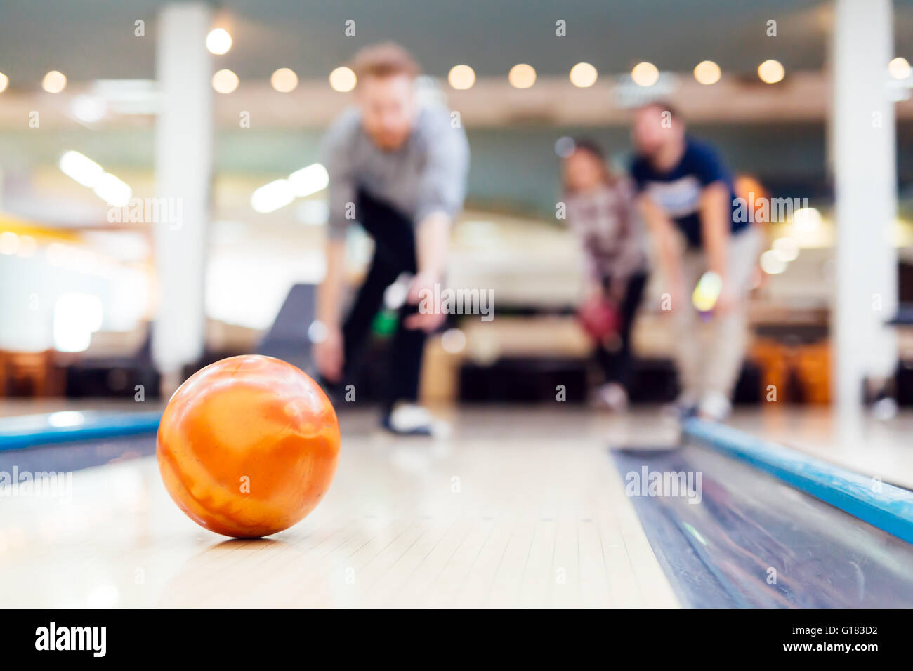 Profité des infrastructures de loisirs de l'amis au club de bowling Banque D'Images