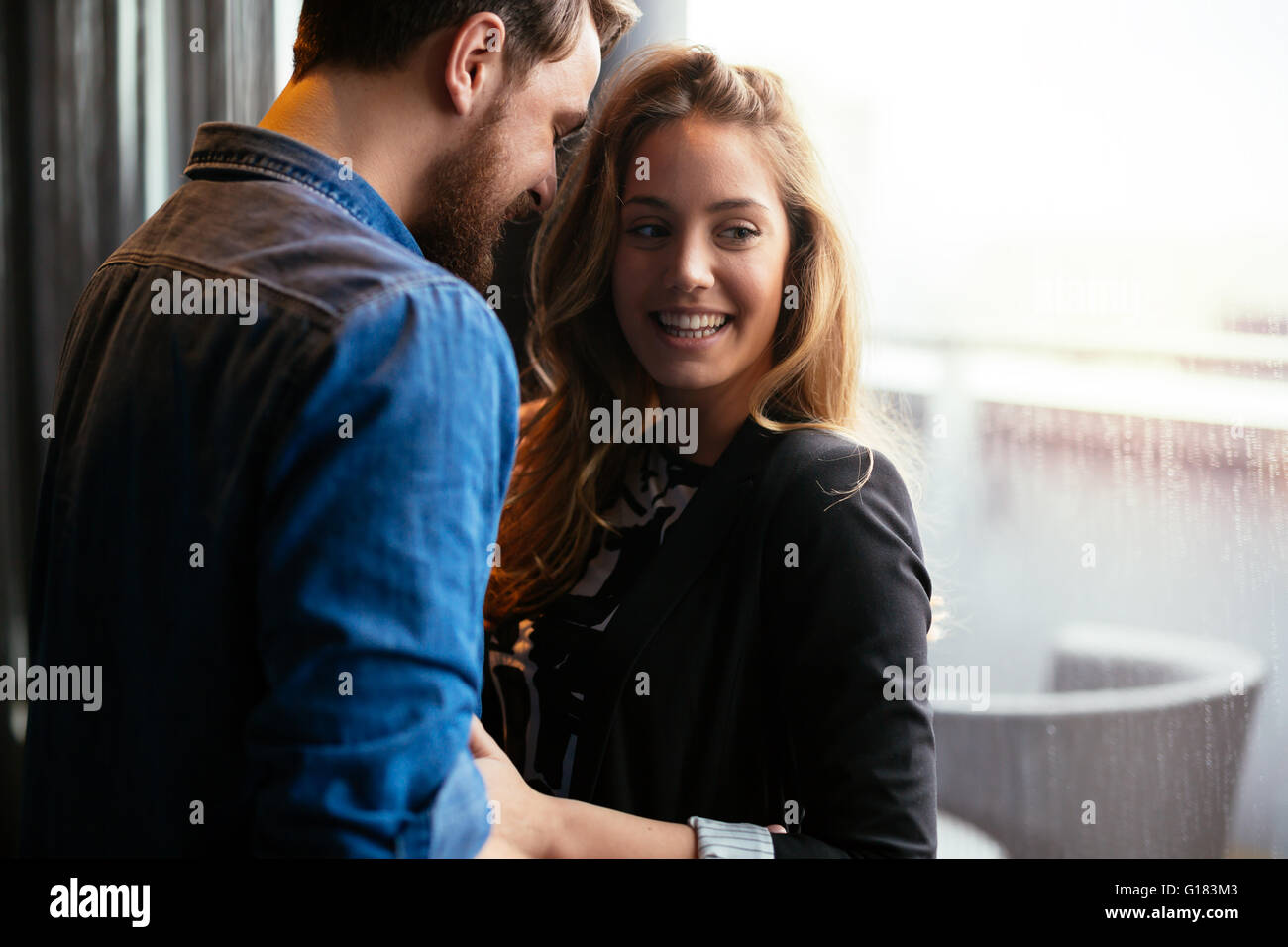 Beau couple romantique véritable partage d'émotions et de bonheur Banque D'Images