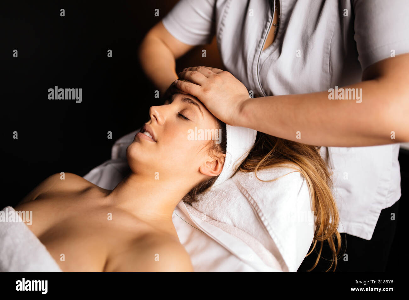 Massage therapist massaging belle brune Banque D'Images