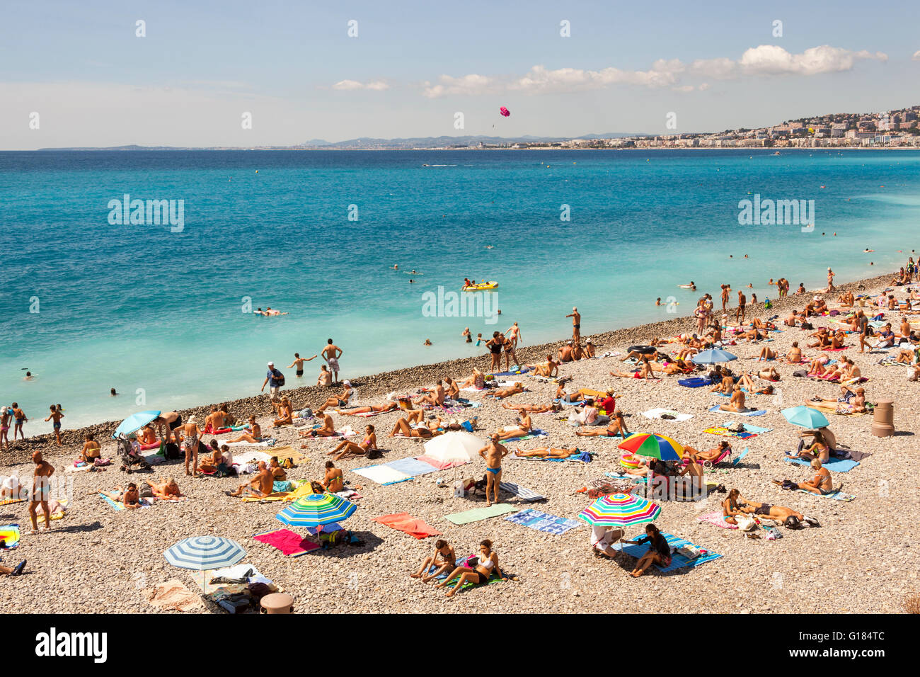 Baie des Anges et les touristes à prendre le soleil sur plage, Nice, Côte d'Azur, France Banque D'Images
