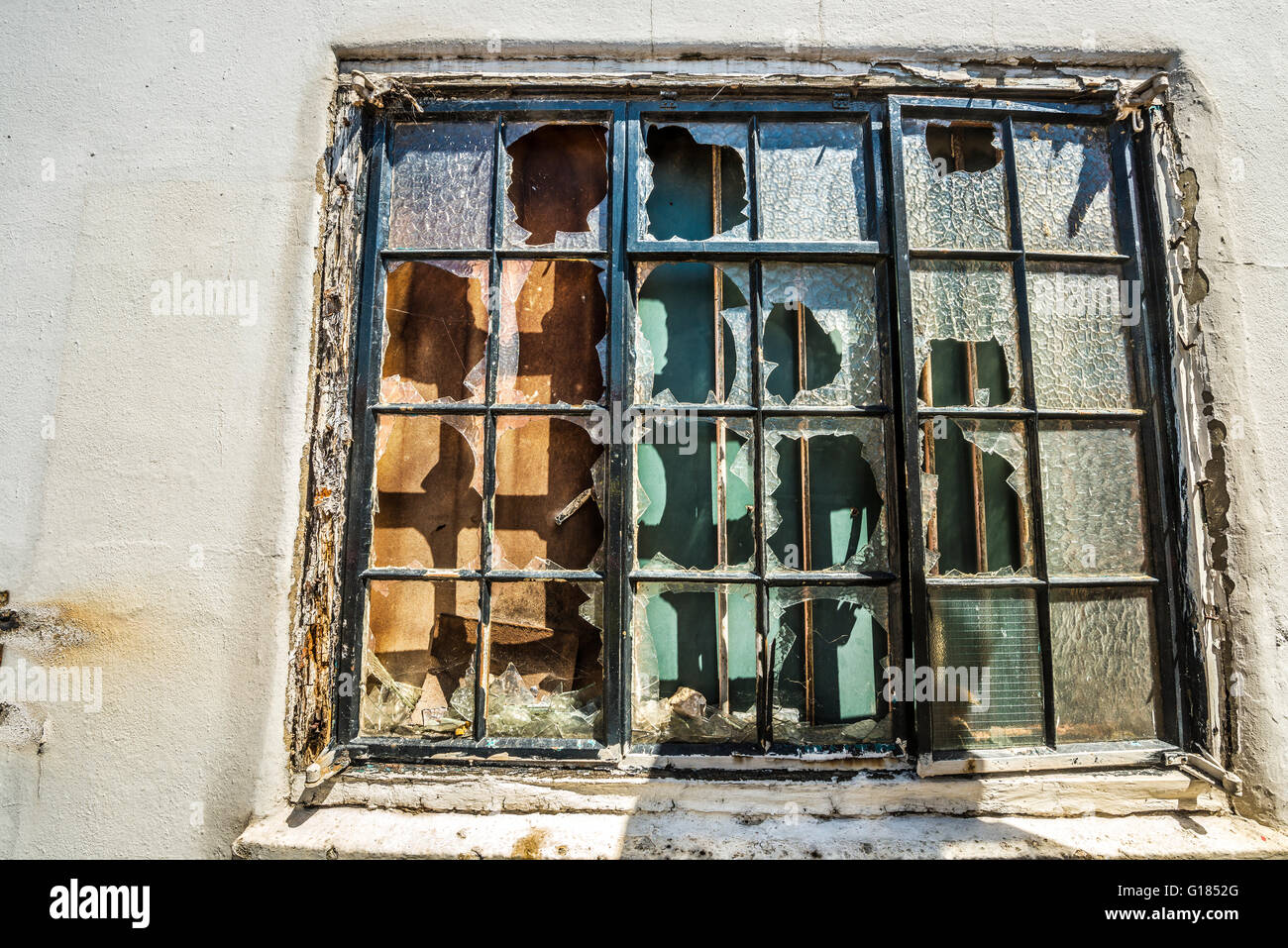 Fenêtre cassée sur l'ancien bâtiment détruit l'abandon des panneaux de verre bâtiment abandonné Banque D'Images