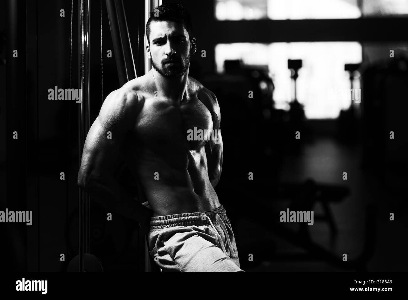 Temps de repos - confiant jeune homme musclé en repos après l'exercice de Sport Club sain Banque D'Images