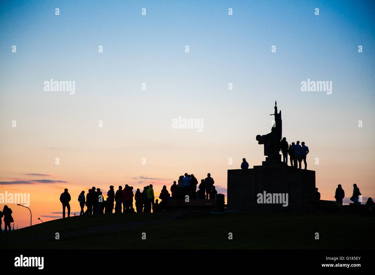 Silhouette de foule de personnes autour de monument au coucher du soleil, Reykjavik, Islande Banque D'Images
