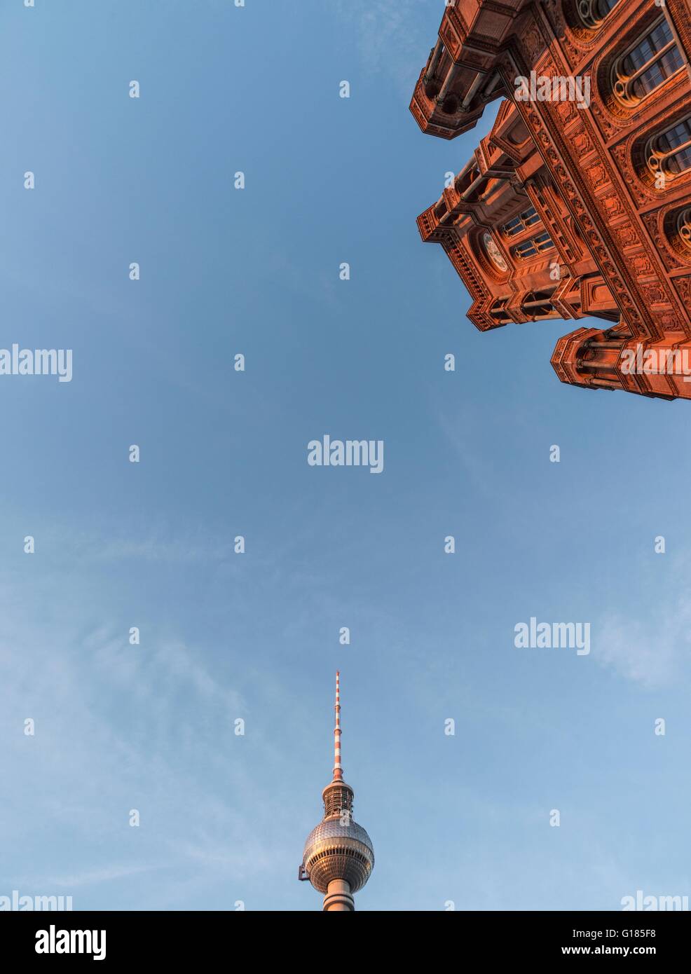 Low angle view de l'Hôtel de Ville Rouge (Rothes Rathaus) et la tour de radio de Berlin (Berliner Funkturm), Allemagne Banque D'Images
