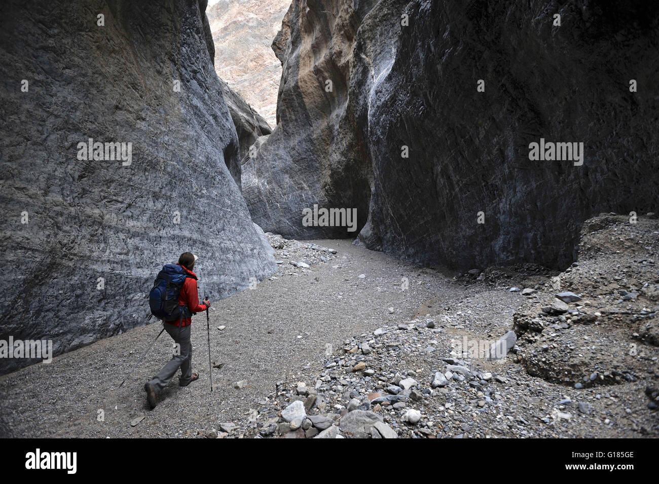 La découverte des formations rocheuses, randonneur en Canyon, Death Valley National Park, Californie Banque D'Images